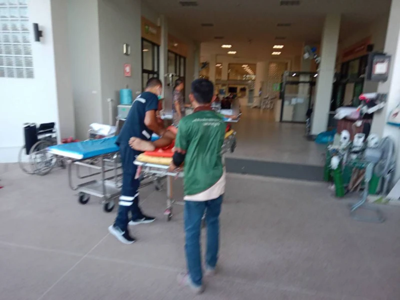 เจ้าหน้าที่กู้ชีพ อบต.ลานบ่า ช่วยเหลือผู้ป่วย หมู่ 8 นำส่งโรงพยาบาลหล่มสัก