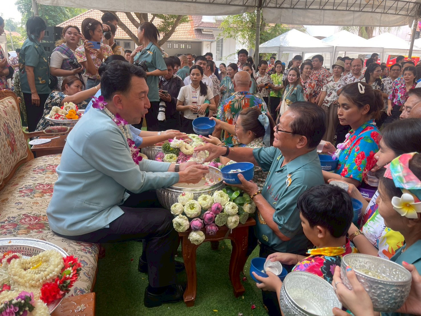 ร่วมพิธีรดน้ำดำหัวขอพรจาก นายศรัณยู มีทองคำ ผู้ว่าราชการจังหวัดเพชรบูรณ์